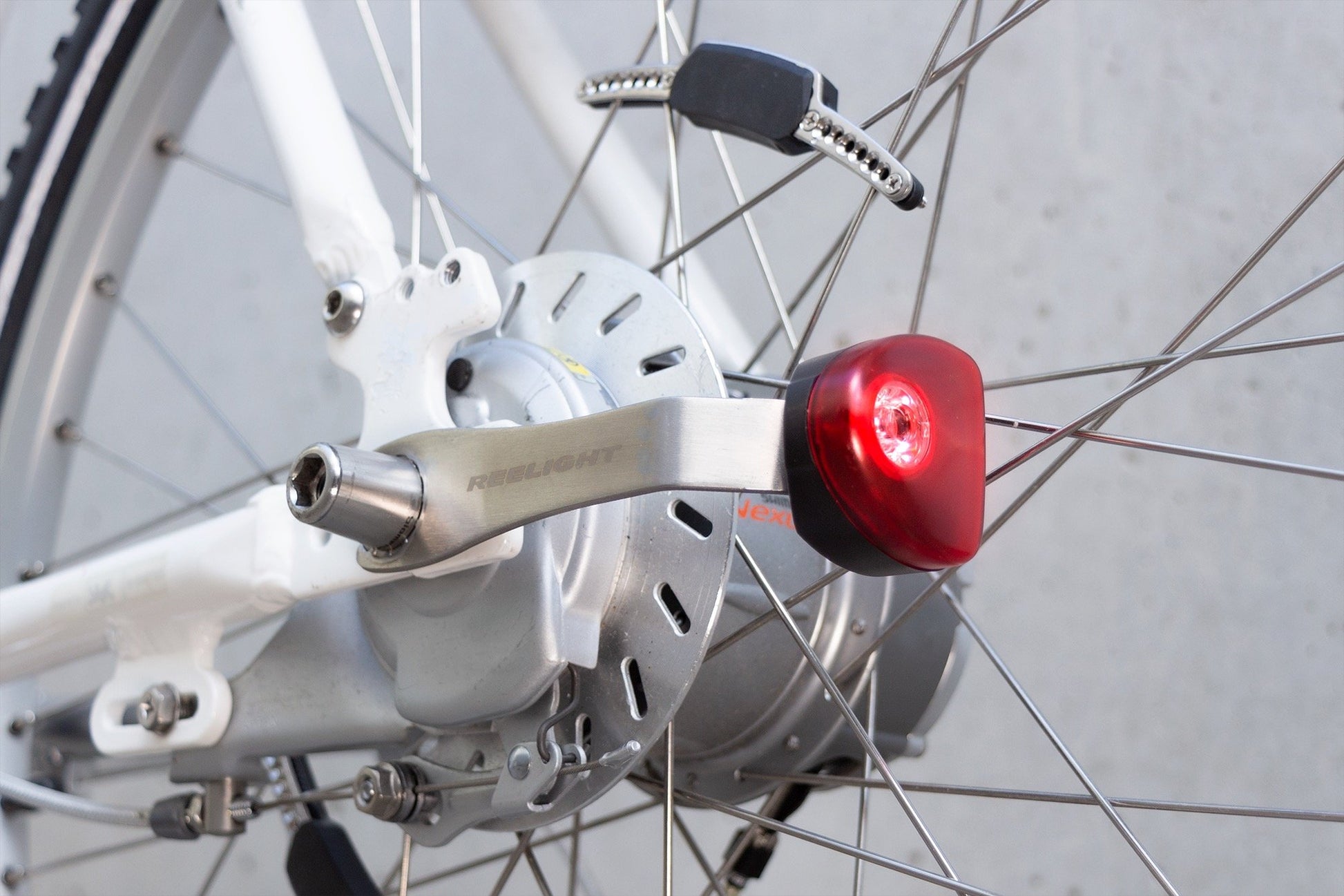 Reelight SL250 oświetlenie napędzane stałym magnesem
