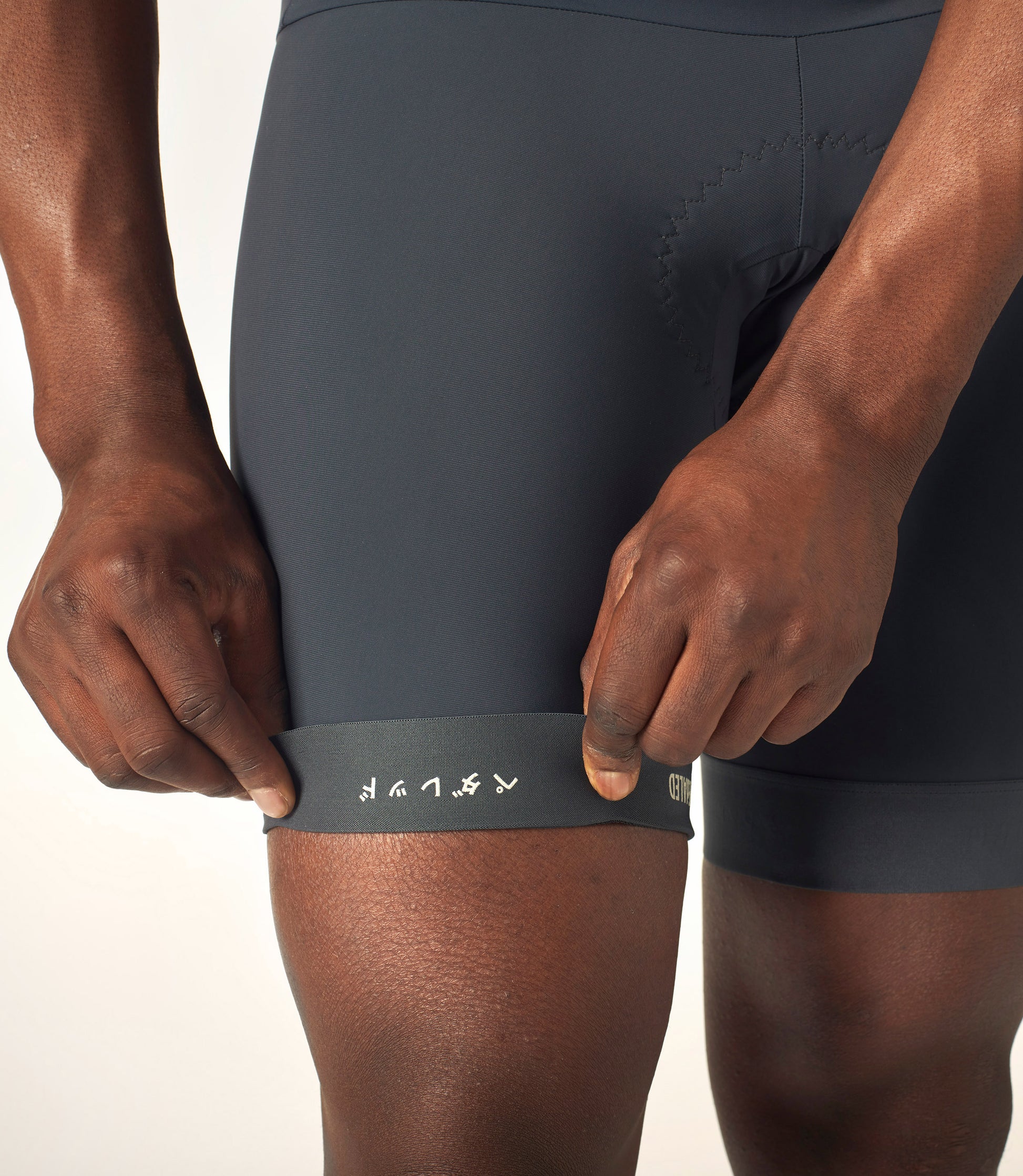 PEdALED Mirai Pantaloncini Leggeri con Bretelle, Grigio Scuro