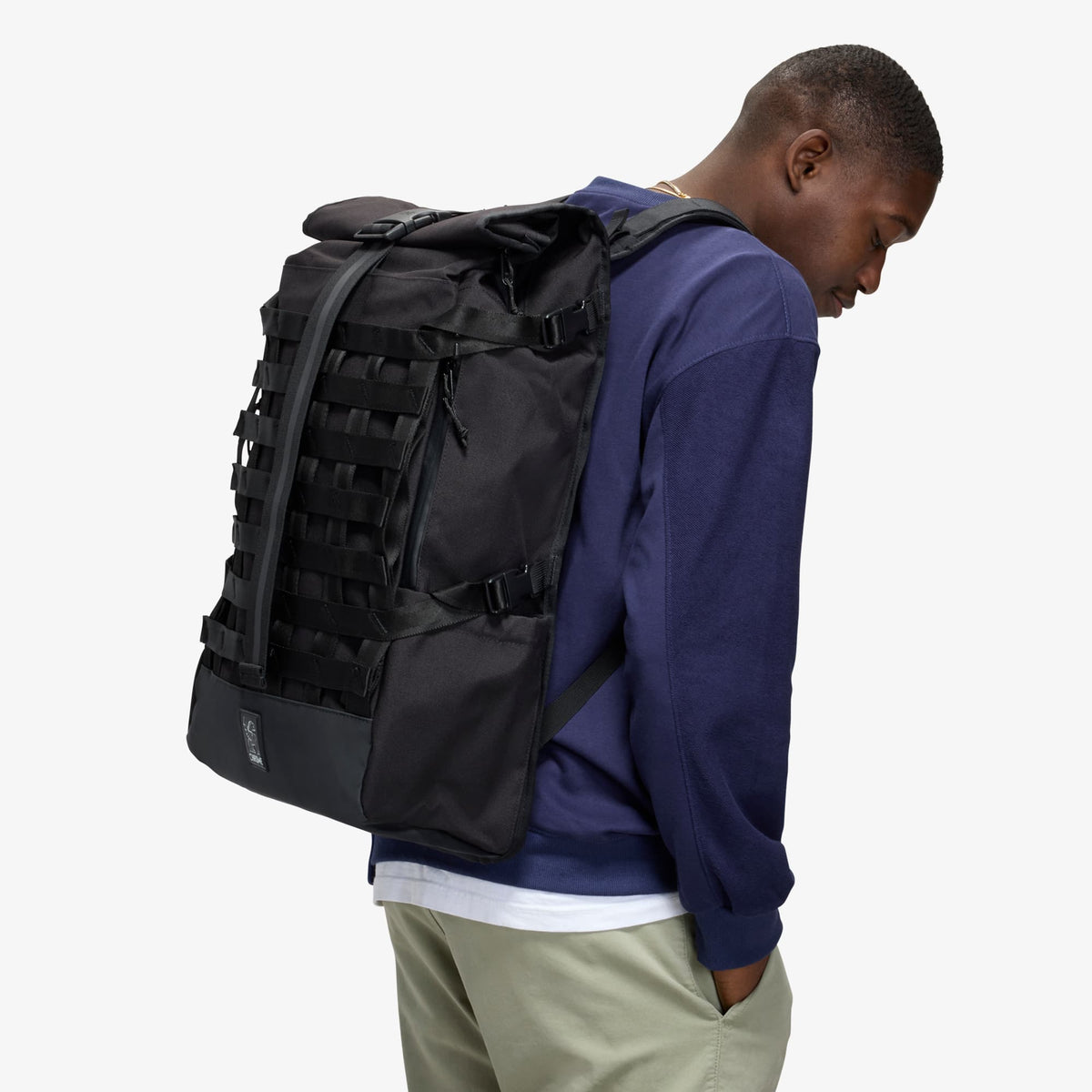 Chrome Barrage 34L Backpack - Black – Ryggsäcken buren från sidan