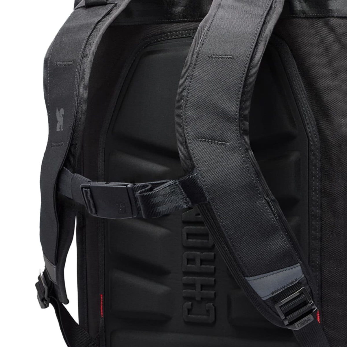 Chrome Barrage 34L Backpack - Black – Detalj av axelremmar