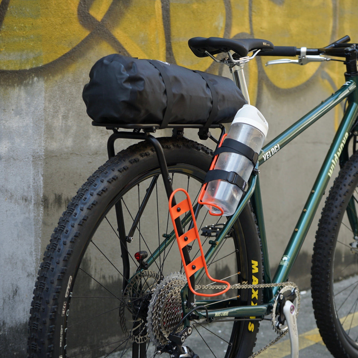 Veloci VLCmade Wednesday Rear Rack – Matt Black, exempel med packning och flaskhållare