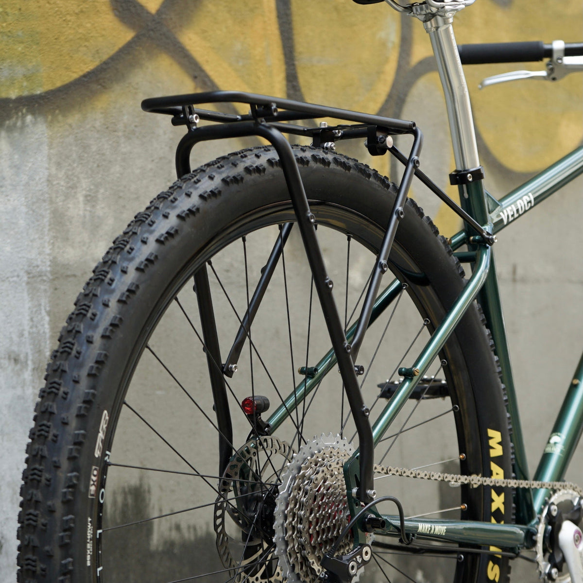 Veloci VLCmade Wednesday Rear Rack – Matt Black, bakifrån monterad på cykel